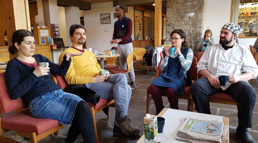 Scargillban 11 és 16 órakor közösségi tagoknak és vendégeknek egyaránt tea és kávészünet van